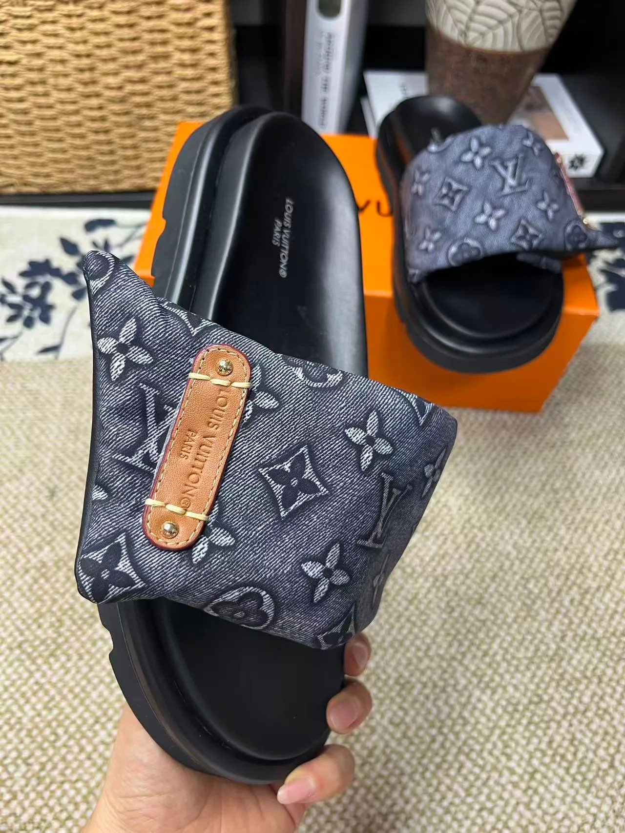 P340 [New Style] [LOUIS VUITTON] Louis Vuitton, LV printing, men's and women's slippers are now on the market, packed in drawer boxes with cloth bags and cards, the upper pattern looks very soft and waxy, and is a super versatile leg slimming tool. Fabric: imported denim/canvas/old fabric, LV hardware LOGO, official website pattern printing, comfortable to wear, feet: high-elastic PU water table. Sole: foam sole, heel height: about 5cm. Code number: 35-46, 35, 45, 46 are custom-made and non-returnable. Color: multiple colors and styles available.